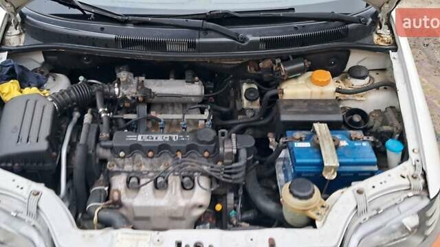Білий Шевроле Авео, об'ємом двигуна 1.5 л та пробігом 200 тис. км за 2600 $, фото 4 на Automoto.ua
