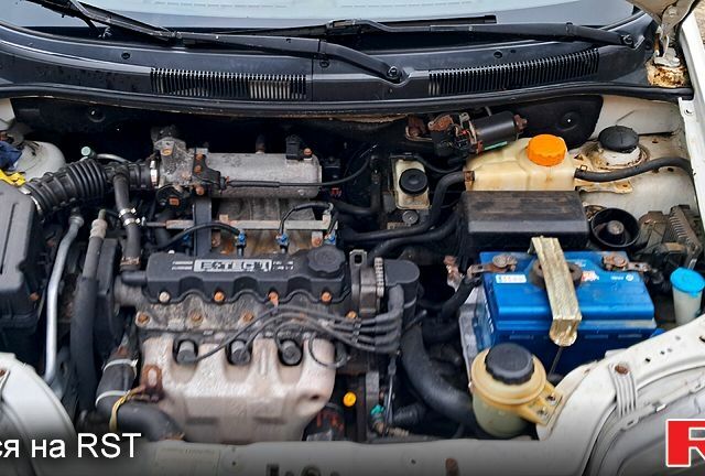 Білий Шевроле Авео, об'ємом двигуна 1.5 л та пробігом 200 тис. км за 2600 $, фото 2 на Automoto.ua