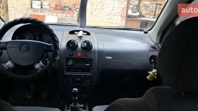 Білий Шевроле Авео, об'ємом двигуна 1.5 л та пробігом 200 тис. км за 2600 $, фото 1 на Automoto.ua