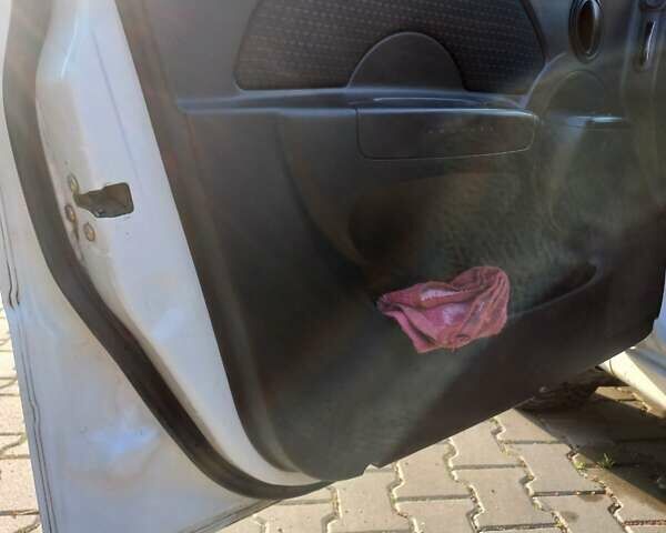 Білий Шевроле Авео, об'ємом двигуна 1.5 л та пробігом 189 тис. км за 2350 $, фото 7 на Automoto.ua