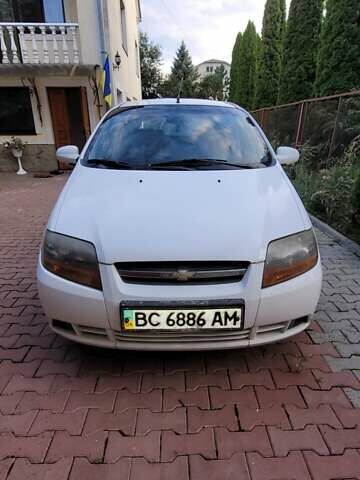 Белый Шевроле Авео, объемом двигателя 1.5 л и пробегом 295 тыс. км за 3000 $, фото 3 на Automoto.ua