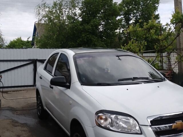 Белый Шевроле Авео, объемом двигателя 1.5 л и пробегом 232 тыс. км за 3300 $, фото 1 на Automoto.ua