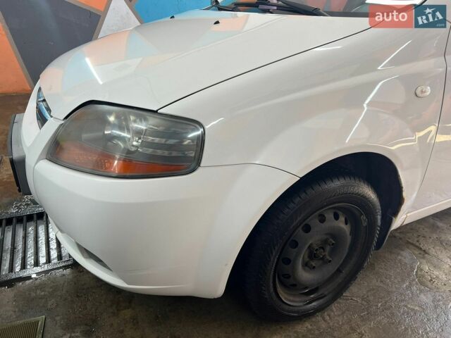 Білий Шевроле Авео, об'ємом двигуна 1.5 л та пробігом 245 тис. км за 2800 $, фото 10 на Automoto.ua