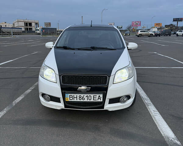 Белый Шевроле Авео, объемом двигателя 1.5 л и пробегом 229 тыс. км за 4300 $, фото 1 на Automoto.ua