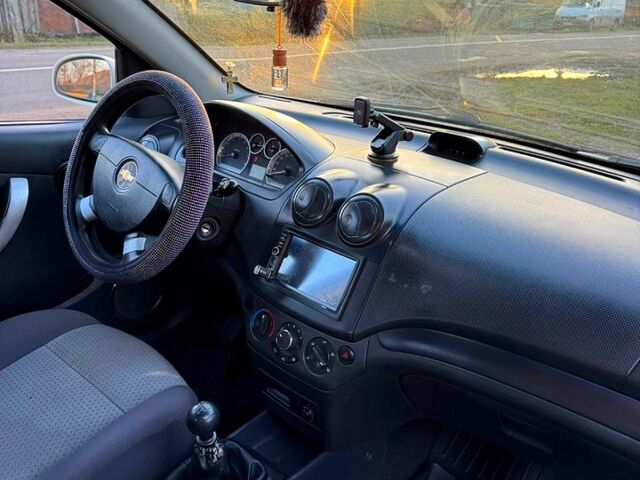 Белый Шевроле Авео, объемом двигателя 1.5 л и пробегом 245 тыс. км за 3900 $, фото 5 на Automoto.ua