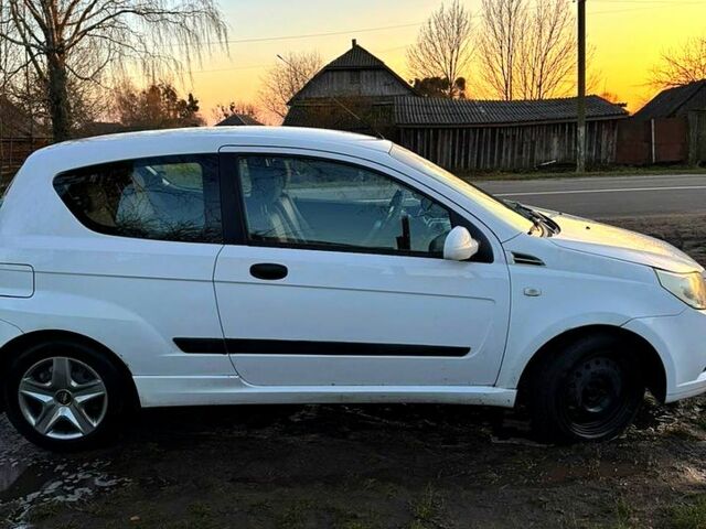 Белый Шевроле Авео, объемом двигателя 1.5 л и пробегом 245 тыс. км за 3900 $, фото 2 на Automoto.ua