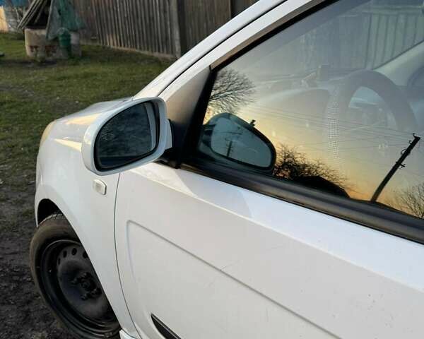 Белый Шевроле Авео, объемом двигателя 1.5 л и пробегом 245 тыс. км за 3890 $, фото 2 на Automoto.ua