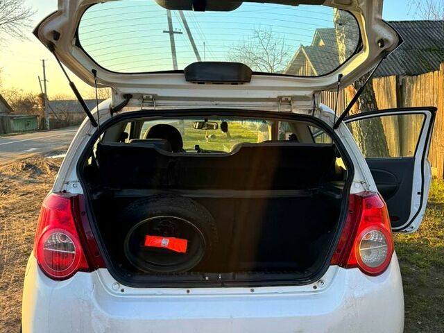 Белый Шевроле Авео, объемом двигателя 1.5 л и пробегом 245 тыс. км за 3900 $, фото 4 на Automoto.ua