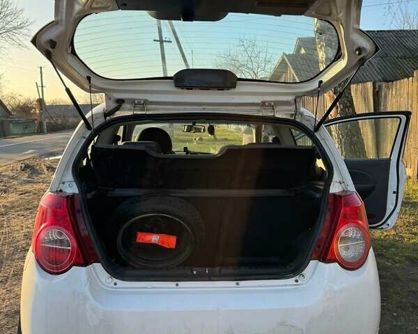 Белый Шевроле Авео, объемом двигателя 1.5 л и пробегом 245 тыс. км за 3890 $, фото 10 на Automoto.ua