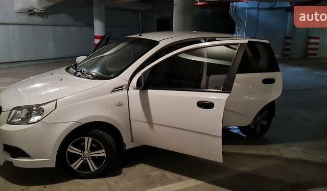 Белый Шевроле Авео, объемом двигателя 1.5 л и пробегом 80 тыс. км за 4500 $, фото 1 на Automoto.ua
