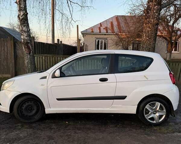 Белый Шевроле Авео, объемом двигателя 1.5 л и пробегом 245 тыс. км за 3890 $, фото 4 на Automoto.ua