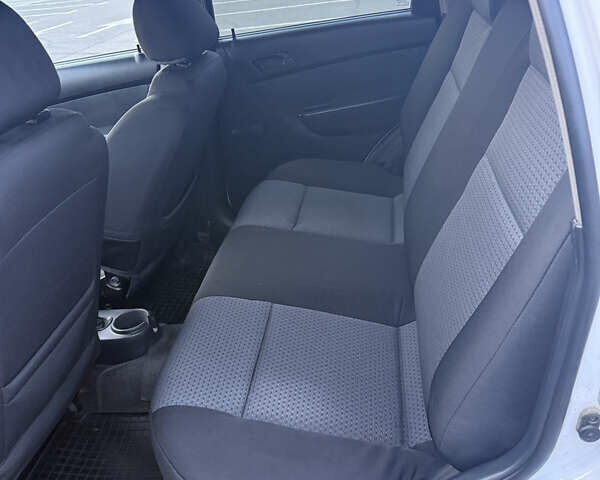 Белый Шевроле Авео, объемом двигателя 1.5 л и пробегом 229 тыс. км за 4300 $, фото 18 на Automoto.ua