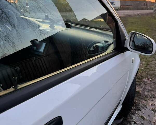 Белый Шевроле Авео, объемом двигателя 1.5 л и пробегом 245 тыс. км за 3890 $, фото 3 на Automoto.ua