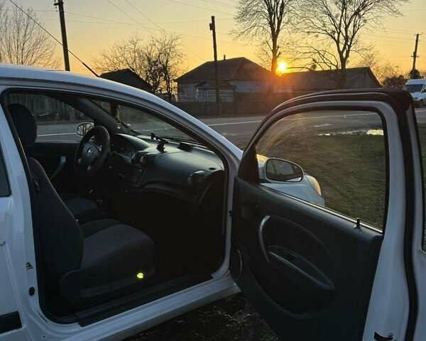 Белый Шевроле Авео, объемом двигателя 1.5 л и пробегом 245 тыс. км за 3890 $, фото 12 на Automoto.ua