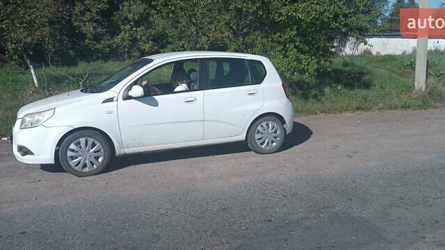 Белый Шевроле Авео, объемом двигателя 1.21 л и пробегом 225 тыс. км за 3700 $, фото 1 на Automoto.ua