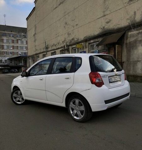 Белый Шевроле Авео, объемом двигателя 1.21 л и пробегом 180 тыс. км за 4200 $, фото 1 на Automoto.ua