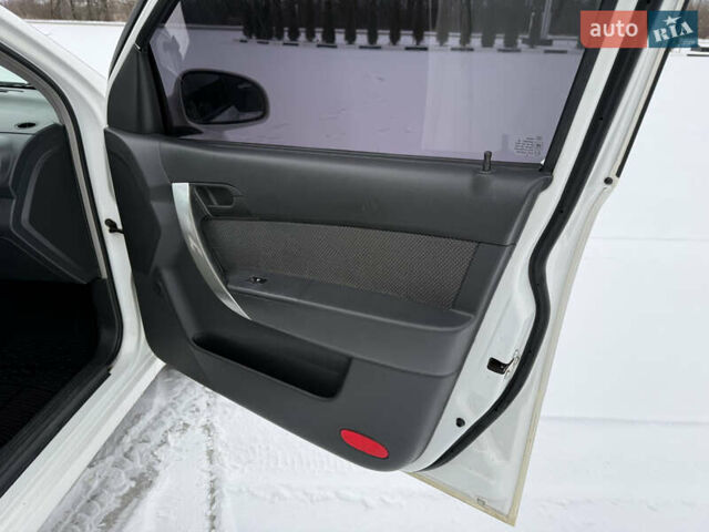 Білий Шевроле Авео, об'ємом двигуна 1.21 л та пробігом 227 тис. км за 2999 $, фото 9 на Automoto.ua