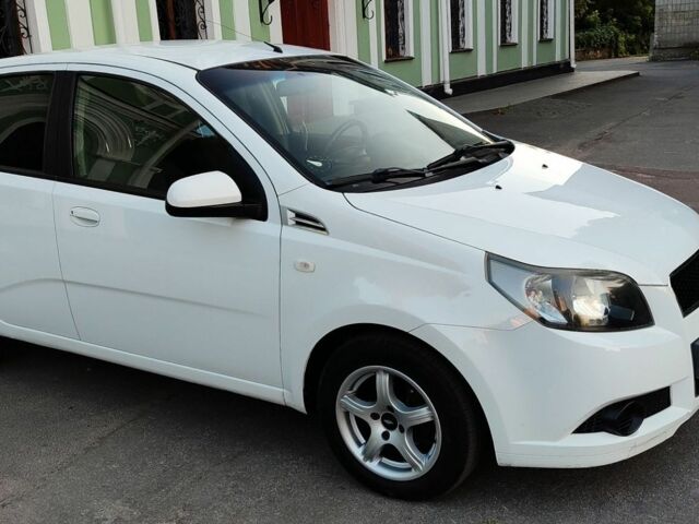 Белый Шевроле Авео, объемом двигателя 1.2 л и пробегом 167 тыс. км за 3900 $, фото 1 на Automoto.ua