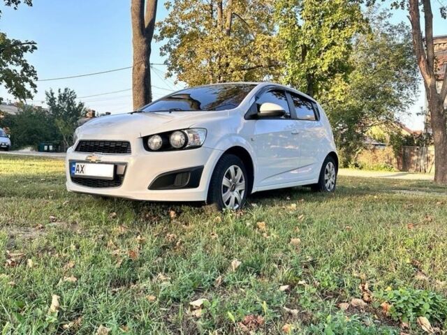 Белый Шевроле Авео, объемом двигателя 1.4 л и пробегом 158 тыс. км за 6500 $, фото 4 на Automoto.ua