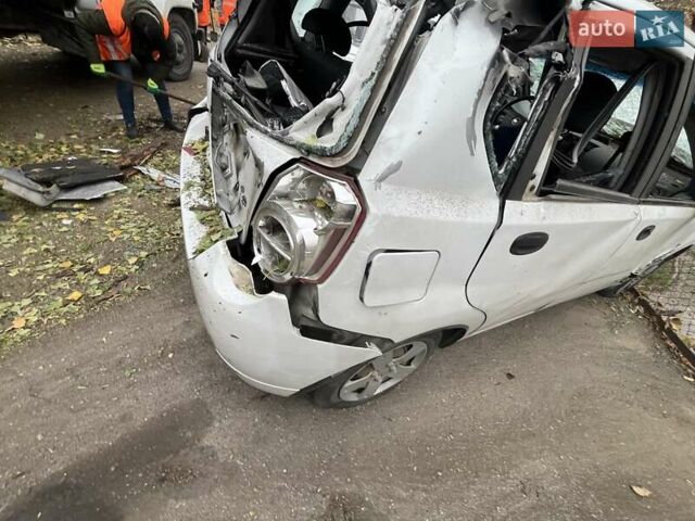 Белый Шевроле Авео, объемом двигателя 1.5 л и пробегом 35 тыс. км за 1600 $, фото 3 на Automoto.ua