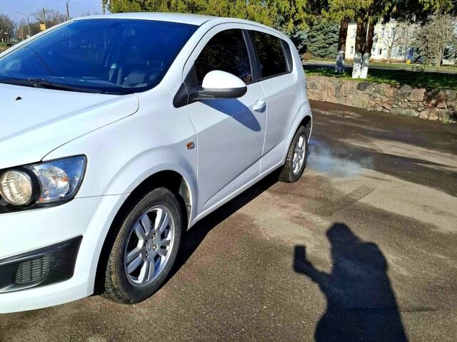 Белый Шевроле Авео, объемом двигателя 1.4 л и пробегом 129 тыс. км за 5800 $, фото 5 на Automoto.ua