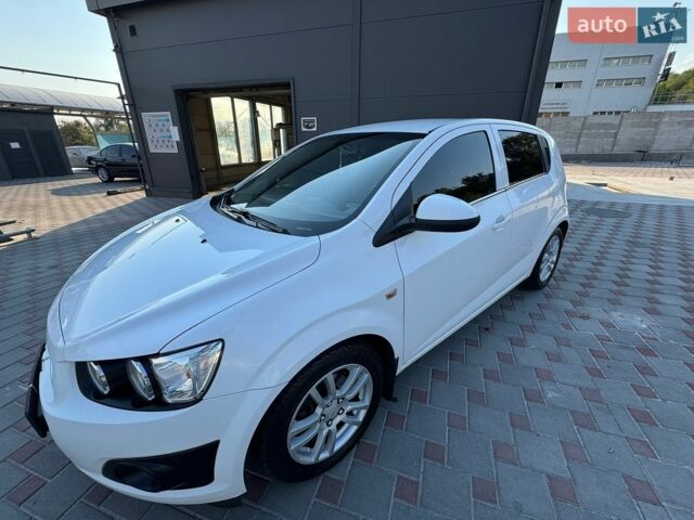 Белый Шевроле Авео, объемом двигателя 1.6 л и пробегом 153 тыс. км за 6600 $, фото 2 на Automoto.ua