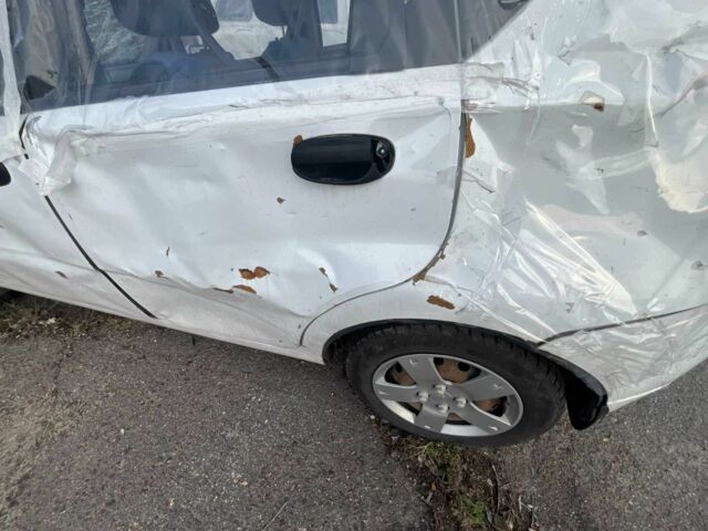 Белый Шевроле Авео, объемом двигателя 1.5 л и пробегом 35 тыс. км за 1600 $, фото 4 на Automoto.ua