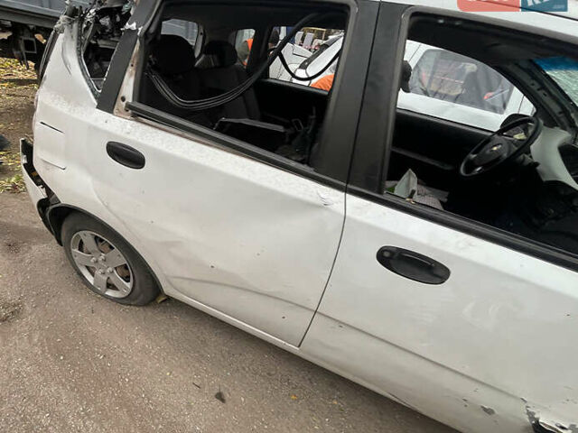 Белый Шевроле Авео, объемом двигателя 1.5 л и пробегом 35 тыс. км за 1600 $, фото 4 на Automoto.ua