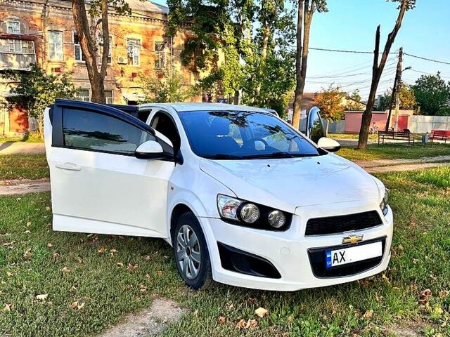 Белый Шевроле Авео, объемом двигателя 1.4 л и пробегом 158 тыс. км за 6700 $, фото 3 на Automoto.ua