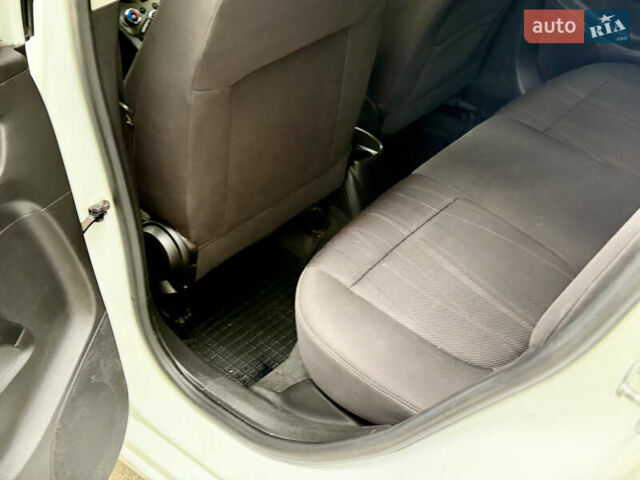 Белый Шевроле Авео, объемом двигателя 1.6 л и пробегом 134 тыс. км за 5950 $, фото 12 на Automoto.ua