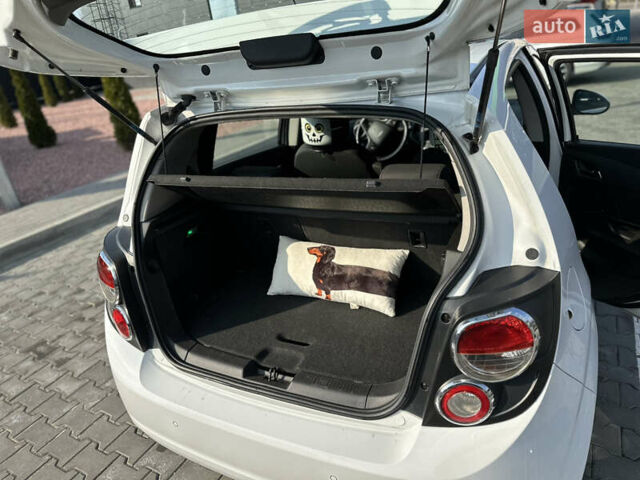 Белый Шевроле Авео, объемом двигателя 1.3 л и пробегом 270 тыс. км за 4900 $, фото 16 на Automoto.ua