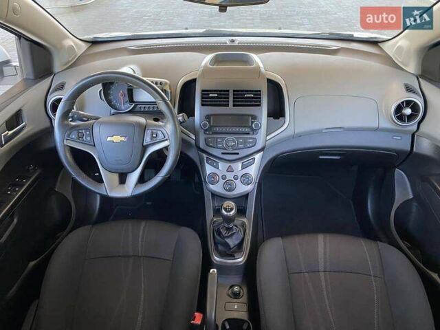 Белый Шевроле Авео, объемом двигателя 1.23 л и пробегом 187 тыс. км за 5800 $, фото 16 на Automoto.ua