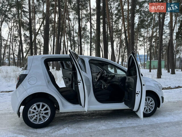 Белый Шевроле Авео, объемом двигателя 1.3 л и пробегом 145 тыс. км за 5100 $, фото 17 на Automoto.ua