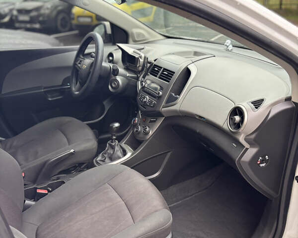 Шевроле Авео 2012 в Киеве на Automoto.ua Белый Шевроле Авео, объемом двигателя 1.25 л и пробегом 326 тыс. км за 4300 $, фото 6 на Automoto.ua