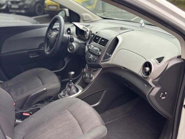 Білий Шевроле Авео, об'ємом двигуна 1.3 л та пробігом 326 тис. км за 4100 $, фото 6 на Automoto.ua