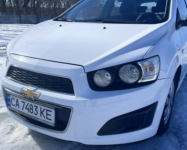 Белый Шевроле Авео, объемом двигателя 1.25 л и пробегом 202 тыс. км за 5500 $, фото 1 на Automoto.ua