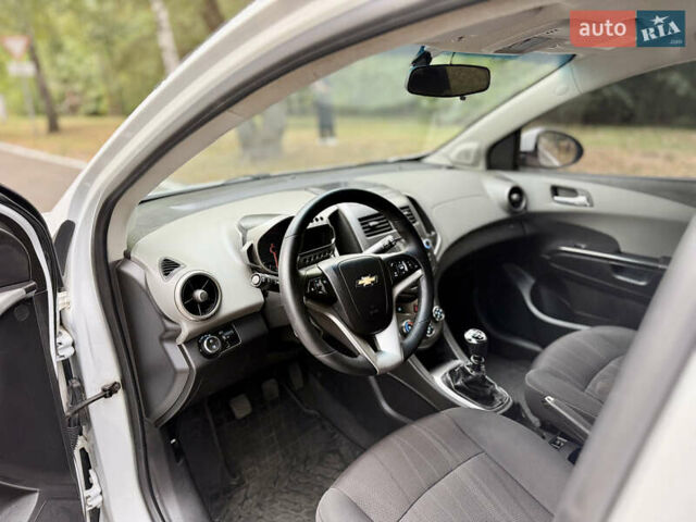 Белый Шевроле Авео, объемом двигателя 1.6 л и пробегом 134 тыс. км за 5950 $, фото 7 на Automoto.ua
