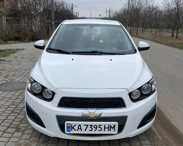 Белый Шевроле Авео, объемом двигателя 1.3 л и пробегом 202 тыс. км за 5250 $, фото 1 на Automoto.ua
