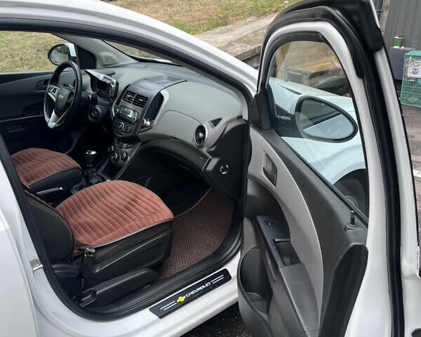 Шевроле Авео 2013 в Киеве на Automoto.ua Белый Шевроле Авео, объемом двигателя 1.25 л и пробегом 349 тыс. км за 5500 $, фото 9 на Automoto.ua