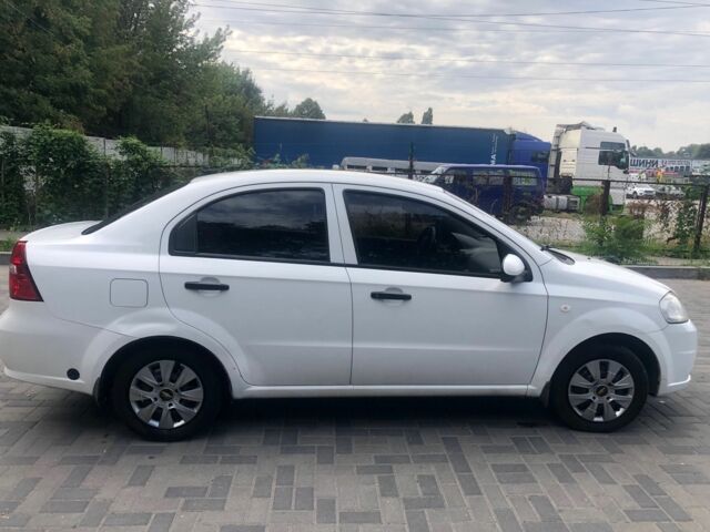 Белый Шевроле Авео, объемом двигателя 1.5 л и пробегом 225 тыс. км за 3200 $, фото 1 на Automoto.ua