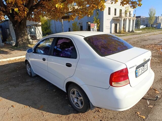Белый Шевроле Авео, объемом двигателя 1.5 л и пробегом 210 тыс. км за 2400 $, фото 5 на Automoto.ua