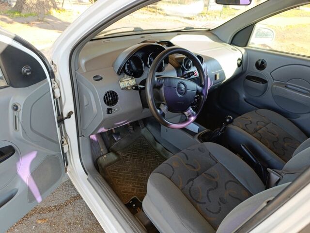 Белый Шевроле Авео, объемом двигателя 1.5 л и пробегом 210 тыс. км за 2400 $, фото 3 на Automoto.ua