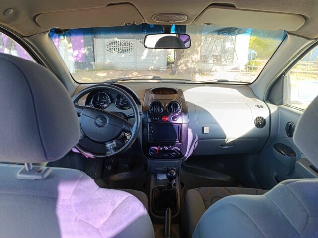 Белый Шевроле Авео, объемом двигателя 1.5 л и пробегом 210 тыс. км за 2400 $, фото 1 на Automoto.ua