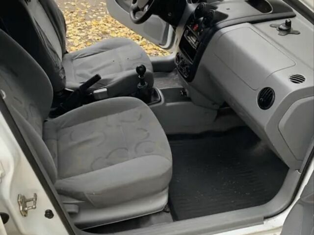 Белый Шевроле Авео, объемом двигателя 1.5 л и пробегом 256 тыс. км за 1150 $, фото 4 на Automoto.ua
