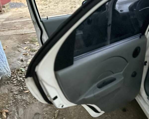 Белый Шевроле Авео, объемом двигателя 1.5 л и пробегом 211 тыс. км за 2300 $, фото 11 на Automoto.ua