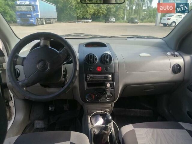 Белый Шевроле Авео, объемом двигателя 1.5 л и пробегом 200 тыс. км за 2050 $, фото 3 на Automoto.ua