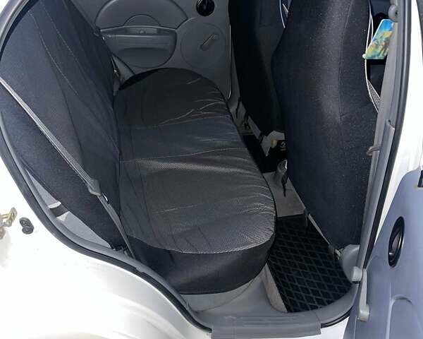 Белый Шевроле Авео, объемом двигателя 1.5 л и пробегом 250 тыс. км за 3400 $, фото 4 на Automoto.ua