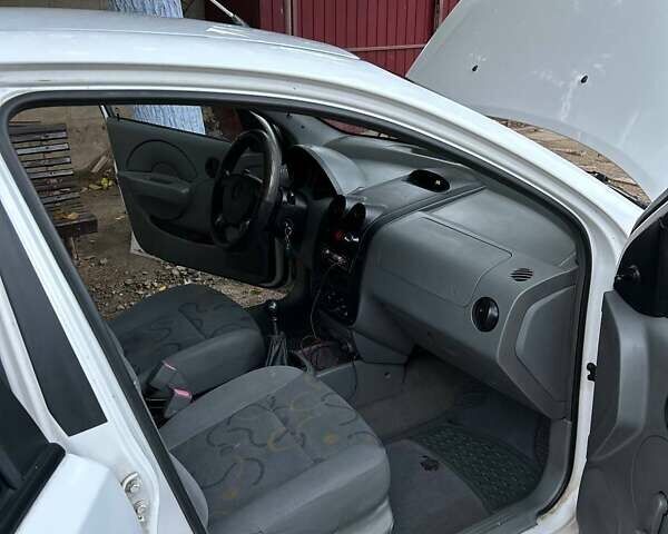 Белый Шевроле Авео, объемом двигателя 1.5 л и пробегом 211 тыс. км за 2300 $, фото 13 на Automoto.ua