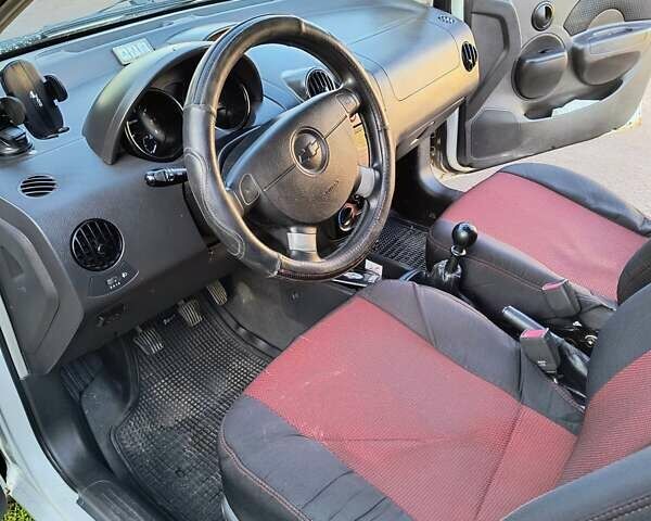 Белый Шевроле Авео, объемом двигателя 1.5 л и пробегом 203 тыс. км за 3500 $, фото 7 на Automoto.ua