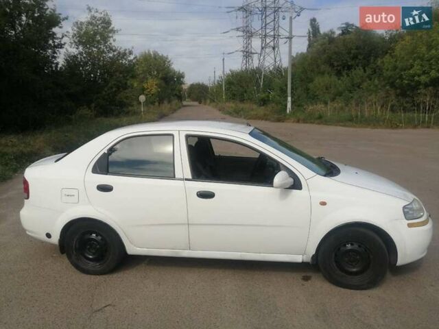 Белый Шевроле Авео, объемом двигателя 1.5 л и пробегом 200 тыс. км за 2050 $, фото 4 на Automoto.ua